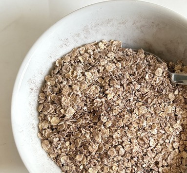 1. Этап. Запечённая овсянка со сливой: Смешать сухие ингредиенты: овсяные хлопья, какао, мак, разрыхлитель и ванильный сахар.