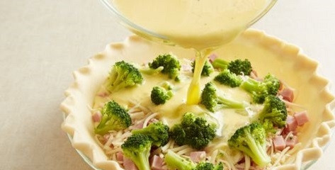 1. Этап. Слоеный пирог с брокколи и ветчиной: 2. Яйца взбейте в глубокой мисочке с молоком. Добавьте соль и перец по вкусу. Вылейте аккуратно на корж и отправьте форму в разогретую до 180 градусов духовку.