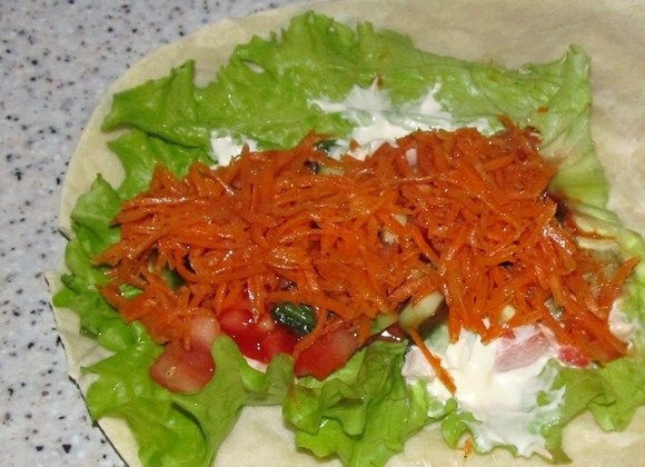 1. Этап. Начинка для лаваша с корейской морковкой: 7. Распределите сверху корейскую морковь и аккуратно сверните лаваш. Вот и все, всего за каких-то 10 минут классная закуска будет готова. Приятного аппетита!