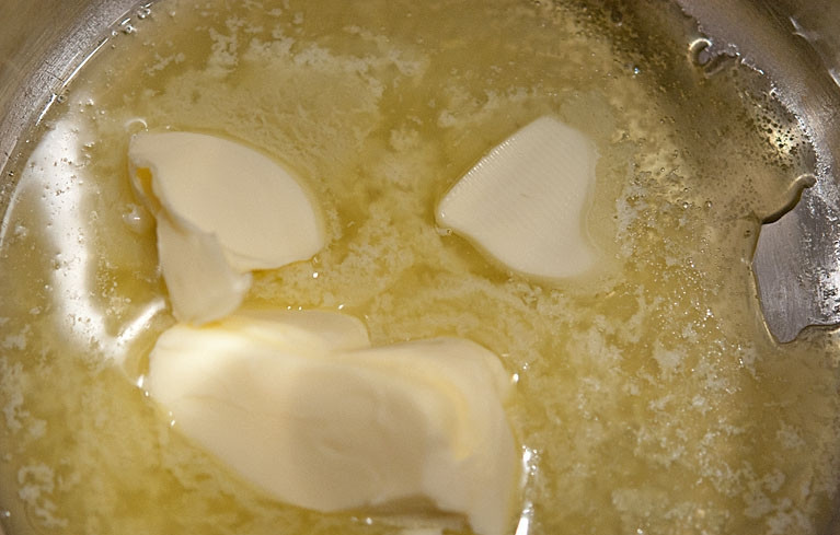 1. Этап. Филе белой рыбы в лимонно-масляном соусе: Параллельно этому, в кастрюльке растапливаем сливочное масло.