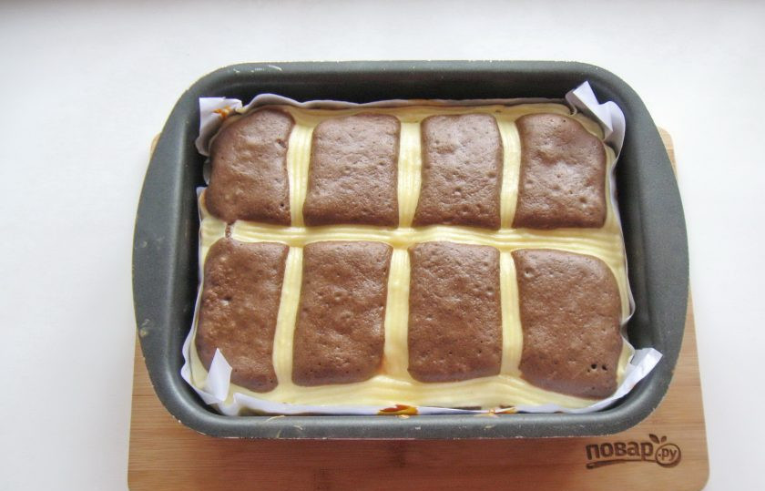 1. Этап. Пирог Стеганое одеяло: Выпекайте пирог в духовке, разогретой до 175-180 градусов 35-40 минут.