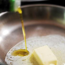 1. Этап. Запеченные макароны с лимоном: Растопить соленое масло и добавить пару ложек оливкового масла.