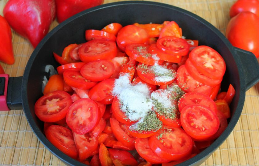1. Этап. Салат из сладкого перца и помидоров на зиму: Насыпаем соль, сахар и пряные травы. Готовим под крышкой на малом огне минут 20.