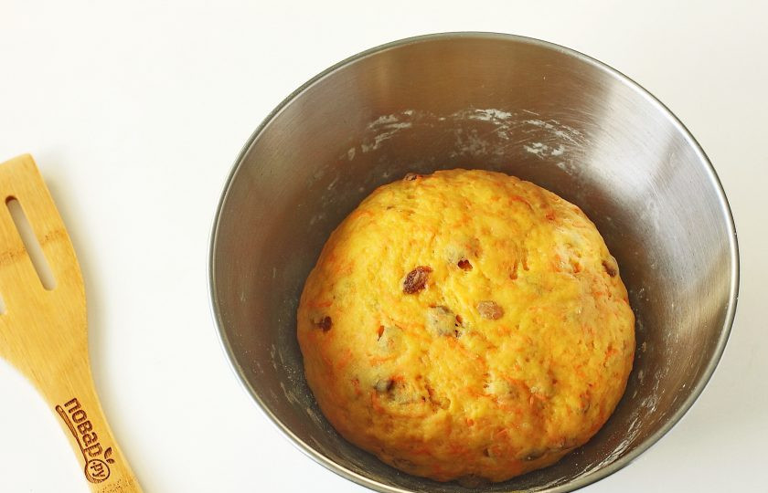 1. Этап. Постное печенье с изюмом: Замесите мягкое тесто, которое не липнет к рукам. Муки может уйти чуть больше или меньше, чем указано в рецепте, все зависит от сочности моркови.