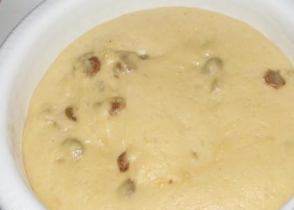 1. Этап. Кулич с изюмом: Всыпьте оставшуюся муку. Замесите тесто. Оно может показаться жидковатым, но вы не пугайтесь. Все верно, так и должно быть. Оставьте тесто на два часа в тёплом месте для того, чтобы оно поднялось.