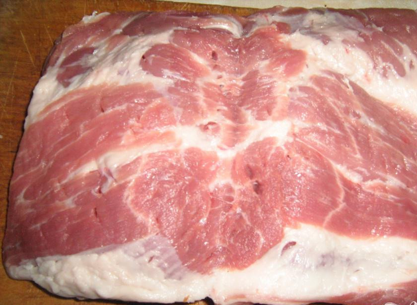 1. Этап. Буженина с маринованными огурчиками: 3. Приготовляем мясо: разрезаем мясо (лучше всего для этого блюда подойдет свиная шейка) вдоль целого куска, теперь его разворачиваем и острым ножом делаем в нем небольшие надрезы, довольно частые.