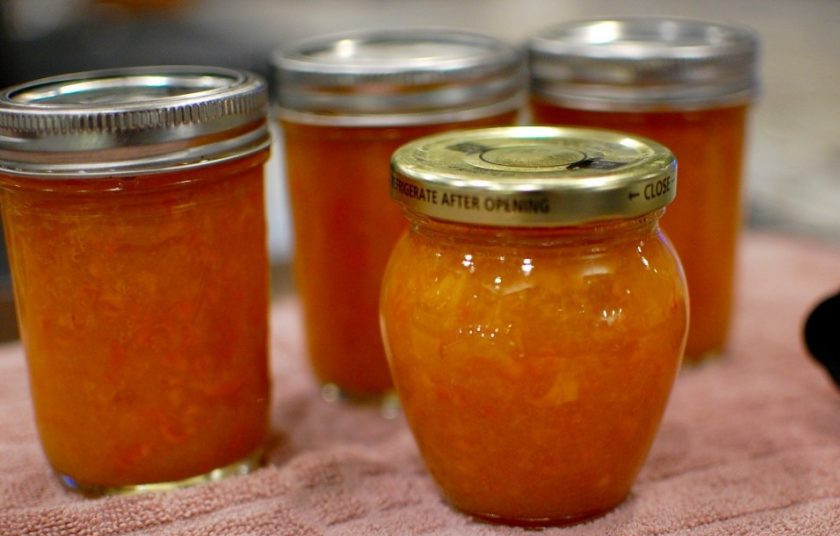 1. Этап. Джем из хурмы: Джем разлейте по подготовленным банкам. Закупорьте их крышками. Когда заготовка остынет, её можно пробовать. Приятного чаепития!