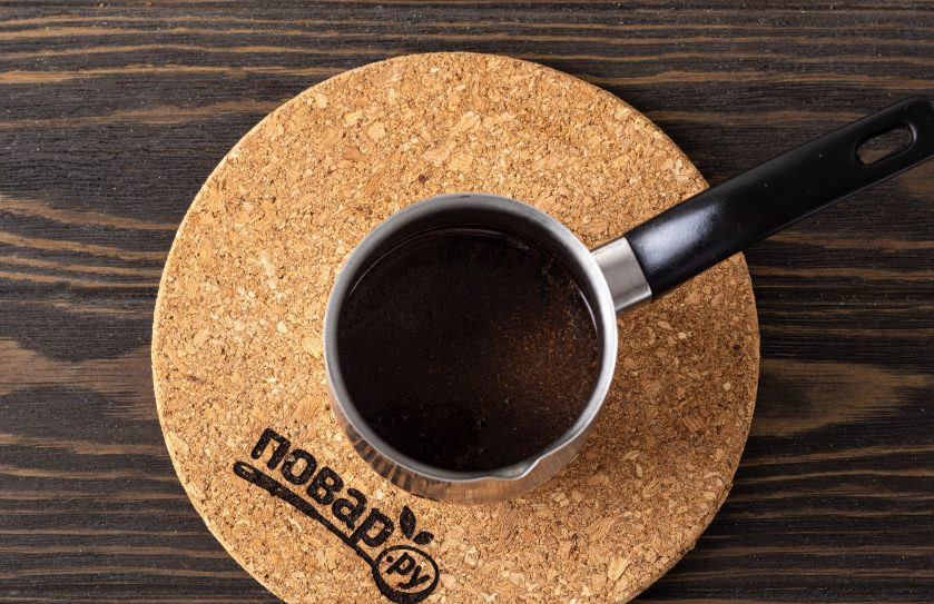 1. Этап. Кофе по-русски: Влейте в турку воду. Добавьте молотый кофе. Дважды на небольшом огне доведите до кипения и снимите с плиты.