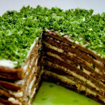 Печеночный торт с морковью и луком