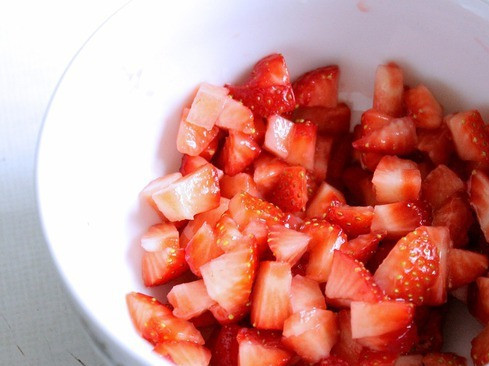 1. Этап. Круассаны с клубникой: Нарежьте ягоды четвертинками.