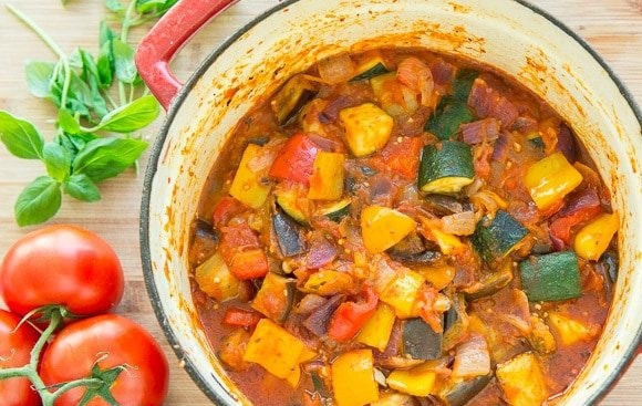 1. Этап. Рататуй из баклажана и цуккини: 7. Тушите рататуй 30 минут. В конце посолите и поперчите блюдо. Приятного аппетита!