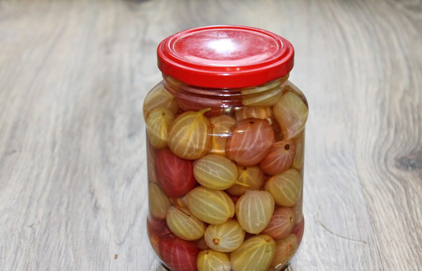 1. Этап. Настойка из крыжовника: Ягоды засыпьте сахаром, закройте и дайте постоять в течение 5 дней. Сахар за это время должен раствориться. Все процедите, ягоды нам больше не понадобятся.