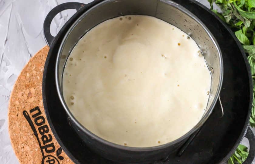 1. Этап. Бисквит на горячем молоке: Форму для выпекания смажьте растительным или сливочным маслом, вылейте в нее приготовленное тесто и сразу же поместите его в духовку. Не увеличивайте и не уменьшайте температуру техники!