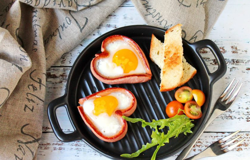 1. Этап. Яичница сердечком: Приятного аппетита!