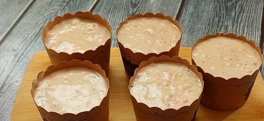 1. Этап. Закусочные маффины с фаршем индейки: Разложить тесто по формочками. Если нужно - формочки предварительно смазать маслом. Объем моих формочек 80-90 мл. Можно готовить в любых формах для кексов.