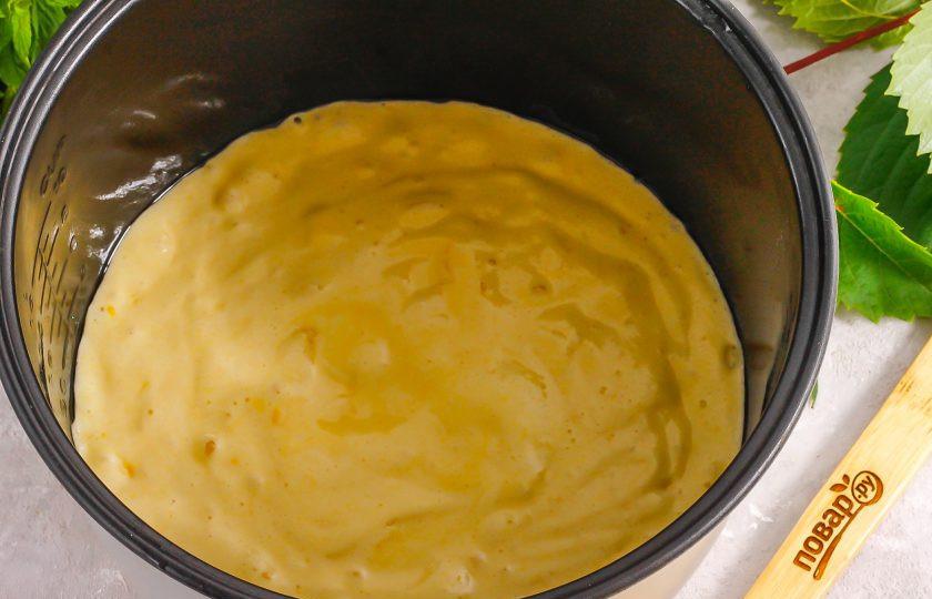 1. Этап. Лимонно-ягодный торт: Смажьте чашу мультиварки растительным или сливочным маслом, выложите в нее тесто и активируйте режим 