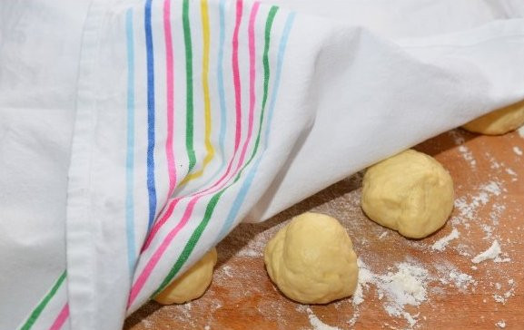 1. Этап. Сдобные пирожки с творогом: Теперь накрываем шарики полотенцем и оставляем минут на 10 подняться.