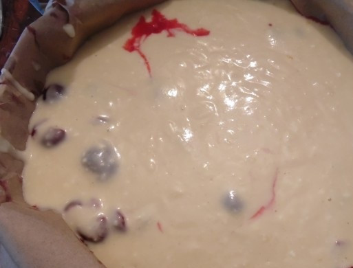 1. Этап. Пирог из жидкого теста: 6. Сверху вылейте вторую половину теста. Отправьте форму в разогретую духовку. В зависимости от объема формы и начинки, выпекаться пирог будет от 30 до 45 минут (в среднем).