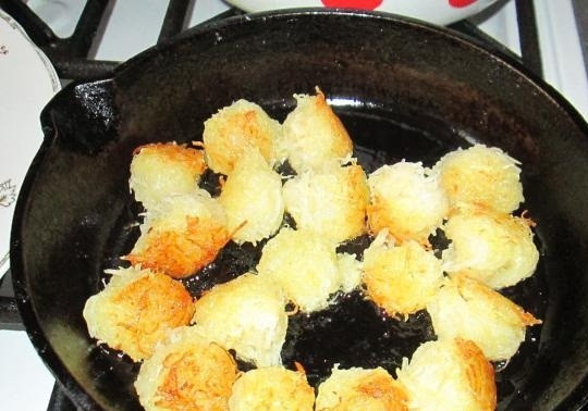 1. Этап. Картофельные шарики на сковороде: 3. Сковороду ставим на огонь, наливаем в неё масло. На раскаленную сковороду отправляем картофельные шарики, жарим, переворачивая, несколько минут до золотистой корочки.