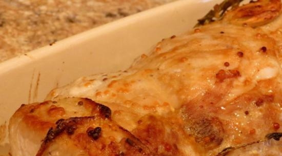 1. Этап. Свинина с овощами в духовке: С готового мяса снимите верёвки, уберите чеснок и веточки. Нарежьте его кусками.