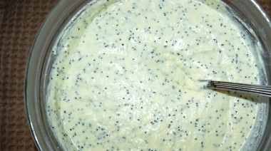 1. Этап. Рецепт запеканки из тыквы: Вначале сделайте творожную начинку. Мак заварите кипятком на 15 минут. Творог перебейте блендером с яйцами, крахмалом, маком и сахаром. Добавьте молоко, если масса будет слишком густой.