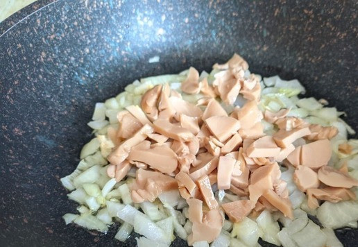 1. Этап. Котлеты Космос: На горячую сковороду наливаем пару ложек масла, кладём лук, обжариваем до мягкости. Добавляем шампиньоны и на среднем огне обжариваем вместе с луком до лёгкой золотистости.