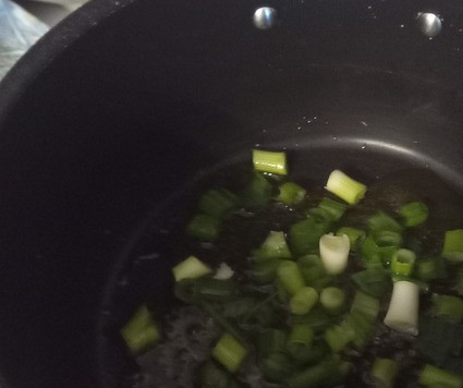 1. Этап. Лапша с арахисовым маслом и кочуджаном: Тем временем, приготовить лапшу в соответствии с инструкциями, оставив 1 столовую ложку крахмалистой жидкости, где варилась лапша. В глубоком казане разогреть растительное масло и готовить процеженный зелёный лук на сильном огнетдо того, как он станет неоновым. Это займет две минуты