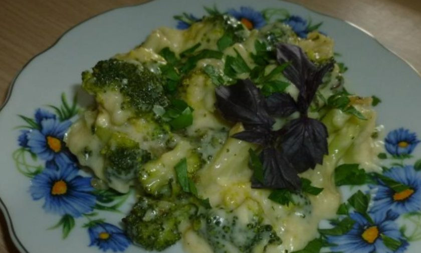 1. Этап. Брокколи в сырном соусе: Форму для запекания смазываем маслом и присыпаем сухарями. Кладем брокколи, солим, а сверху распределяем сырный соус. Запекаем блюдо в духовке 15 минут, температура — 160 градусов. Украшаем готовое блюдо зеленью. Приятного аппетита!