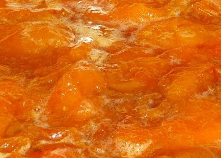 1. Этап. Конфитюр из абрикосов: Конфитюр довести до кипения, варить 5 минут на слабом огне. Отставить охлаждаться на 4 часа.