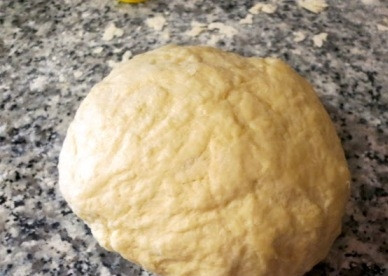 1. Этап. Манты из тыквы: Замешиваем гладкое и тугое тесто, которое должно отдохнуть не меньше 30 минут под полотенцем.