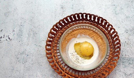 1. Этап. Яйцо-брюле с индейкой: В миске смешайте сливки, одно яйцо, посолите и поперчите.