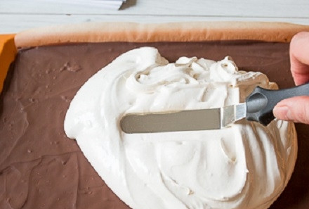 1. Этап. Сникерс в домашних условиях: Выкладываем остывшую нугу на застывший шоколадный слой и разравниваем. Отправляем в холодильник примерно на час.