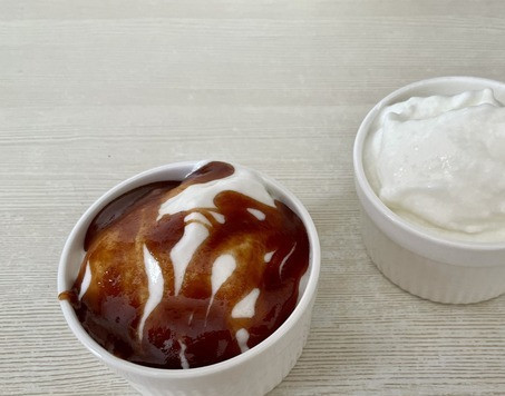 1. Этап. Мороженое с ксантановой камедью: Массу выкладываем в контейнер и помещаем в морозильную камеру до полного застывания, после чего уже можно будет формировать специальной ложкой аккуратные шарики.