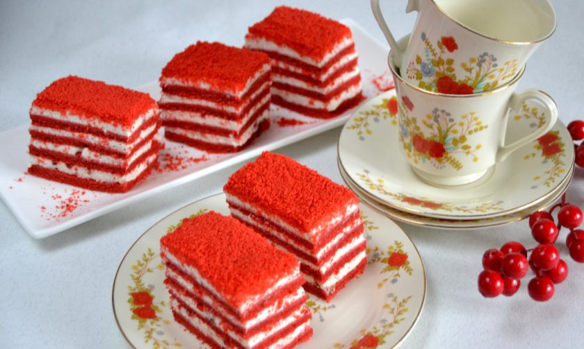 1. Этап. Пирожное Красное и белое: Наливайте чай, кофе и наслаждайтесь очень вкусным и красивым пирожным с клубничным вкусом, благодаря пропитке из клубничного пюре.