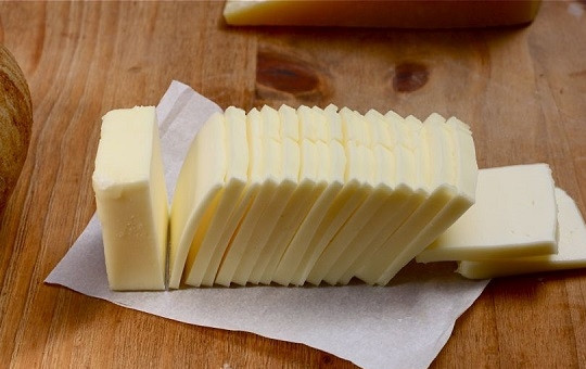 1. Этап. Картофельный веер с сыром: 3. Замороженное сливочное масло нарежьте небольшими пластинками.