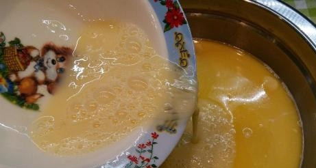 1. Этап. Ватрушки с повидлом: Сливочное масло надо растопить и добавить в смесь. Я это делал в микроволновке. Яйца слегка взбить вилкой и тоже вылить в молочную смесь.