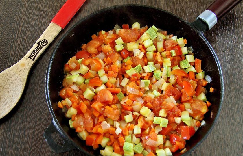 1. Этап. Летний овощной суп: Отправьте содержимое сковороды в кастрюлю. Добавьте по вкусу соль и любимые специи. Варите суп до полной готовности всех овощей.