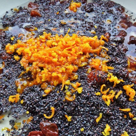 1. Stage. Christmas kutia: Pour the poppy seeds into the pan, add the washed raisins, orange zest and pour the whole pineapple syrup. Add vanilla sugar and simmer for 5 minutes.