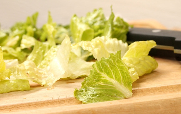 1. Этап. Салат с креветками: Пока креветки остывают, займитесь самим салатом. Латук промойте и измельчите.