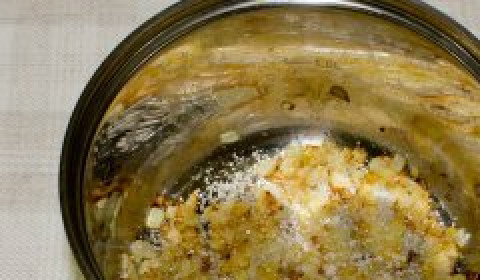 1. Этап. Вегетарианский салат с авокадо: Рецепт этого салата требует по-особому приготовить лук, а именно — карамелизировать его. Прожарьте его до золотистой корочки и засыпьте сахаром. После чего снимите сковороду с огня, накройте крышкой и держите 3 минуты.