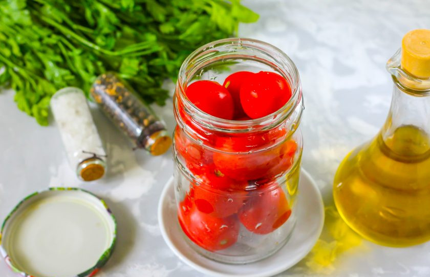 1. Этап. Помидоры маринованные с растительным маслом: Помидоры промойте в воде. Плотно выложите в чистую, промытую банку.