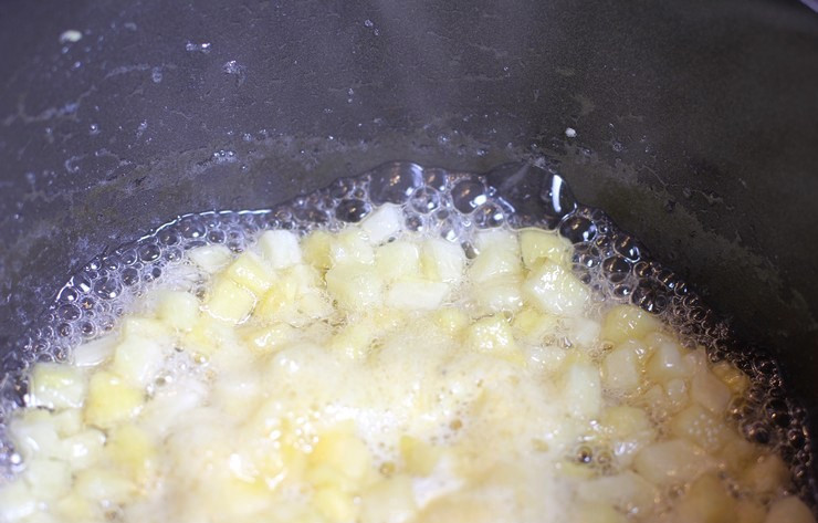 1. Этап. Пасха творожная с кокосовым молоком: Вторую часть ананаса мы так же нарезаем на кубики, но уже меньшего размера. Выкладываем их в кастрюльку и добавляем сахар, ставим на огонь и варим после закипания минут 10, пока лишняя жидкость не испариться.