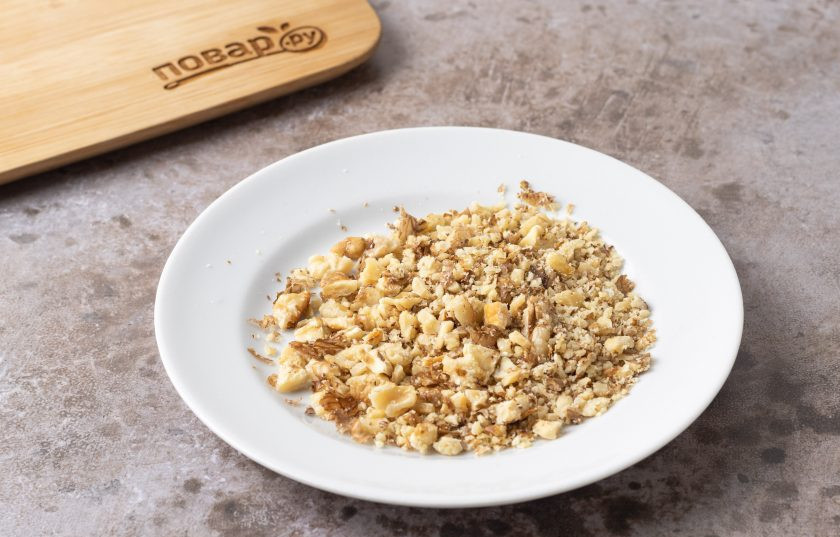 1. Этап. Салат с фасолью в томатном соусе: Грецкие орехи обжарьте в сковороде до золотистого цвета, затем мелко порубите.