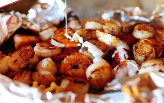 1. Этап. Паста с морепродуктами и помидорами: 7. Достать форму из духовки, развернуть фольгу и полить сверху теплыми сливками. Посыпать нарезанным базиликом и сразу же подавать.