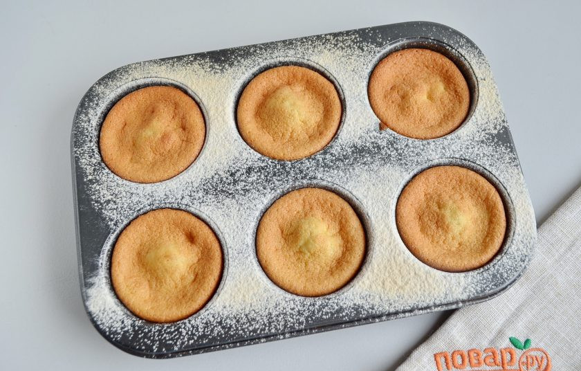 1. Этап. Лимонные пирожные Сансы Старк: 11. Готовые бисквиты немного остудите и извлеките из формочек. Количества теста хватит на 12 бисквитов.