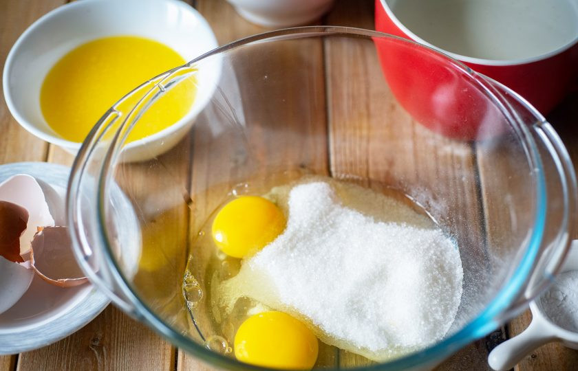 1. Этап. Кокосовый кекс на кефире: В просторную миску вбейте яйца и добавьте сахар.