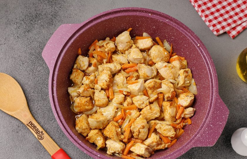 1. Этап. Плов из булгура с куриной грудкой: Обжарьте всё вместе в течение нескольких минут, пока мясо не побелеет.