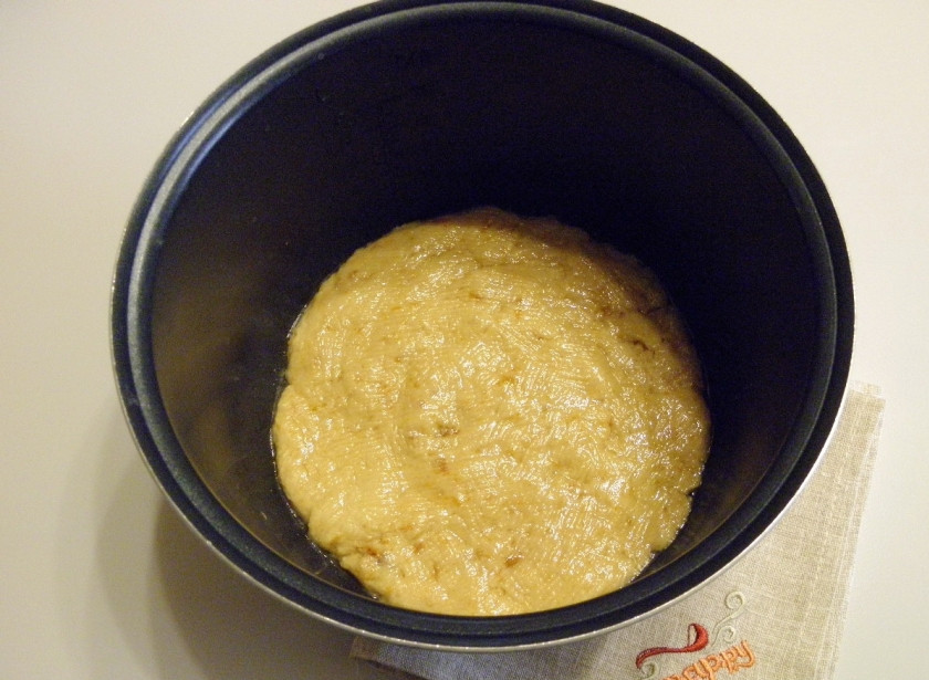 1. Этап. Постная коврижка в мультиварке: Кастрюлю мультиварки смажьте растительным маслом. Переложите тесто и распределите его равномерно по форме. Установите кастрюлю в мультиварку. Выберите режим 