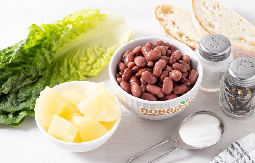 1. Этап. Салат с фасолью и ананасом: Подготовьте все ингредиенты.