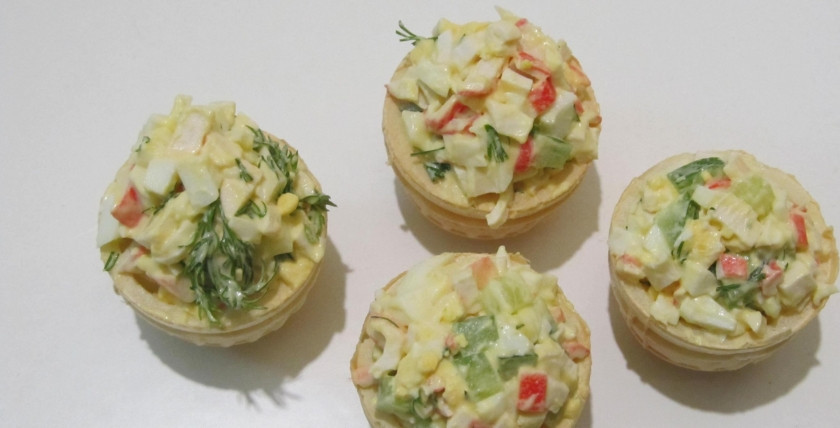 1. Этап. Тарталетки с крабовыми палочками и огурцом: 5. Теперь вы знаете, как приготовить тарталетки с крабовыми палочками и огурцом. Подавать их можно на большом блюде с листьями салата и зеленью.
